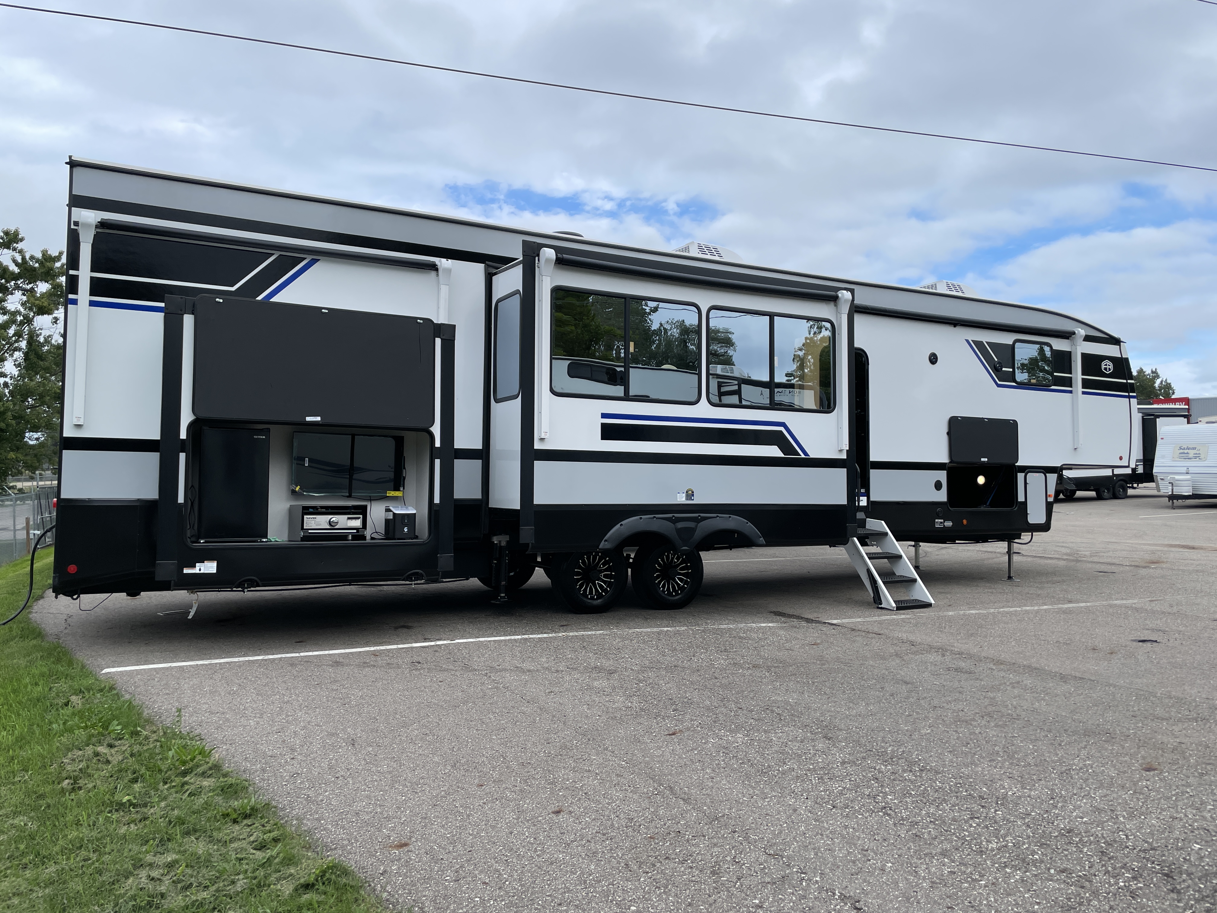 2027 Forest River Cherokee Arctic Wolf 37LOFT, $ 73,999