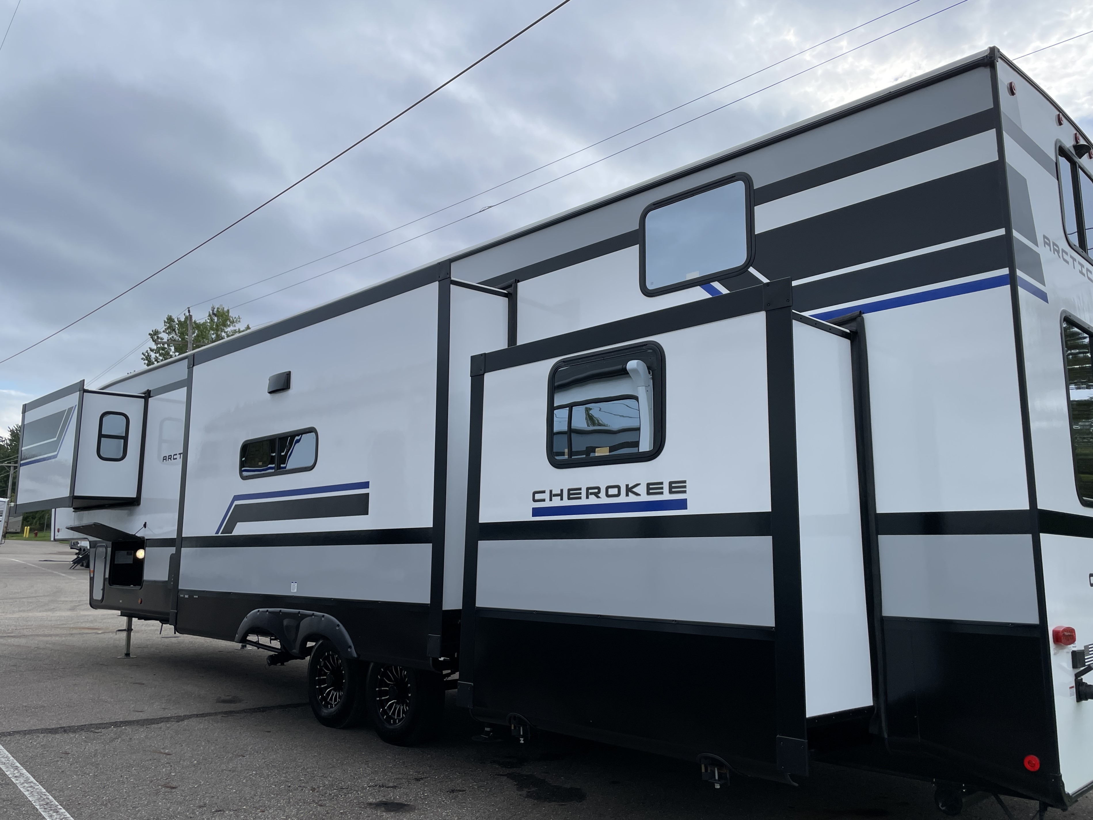 2027 Forest River Cherokee Arctic Wolf 37LOFT, $ 73,999