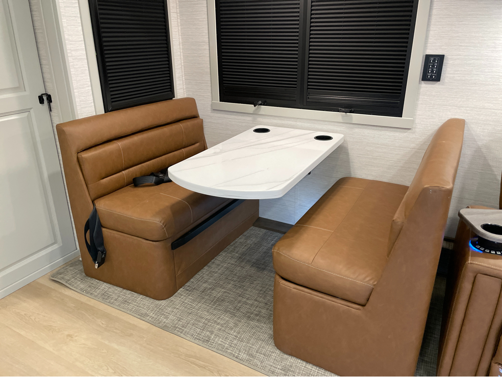 2027 Dynamax DX3 34KD, $ 369,997