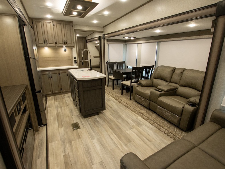 2022 Coachmen Chaparral 367BH, $ 59,876
