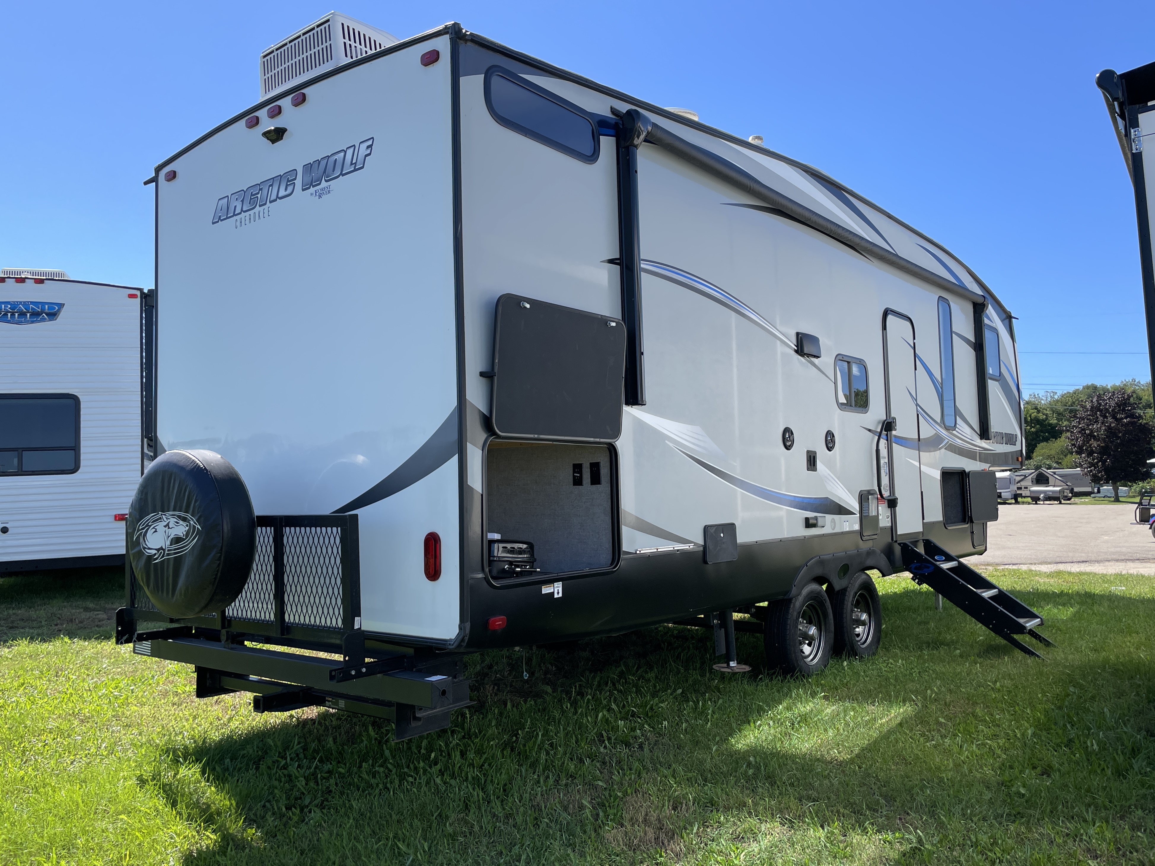 2018 Forest River Cherokee Arctic Wolf 265DBH8, $ 17,990