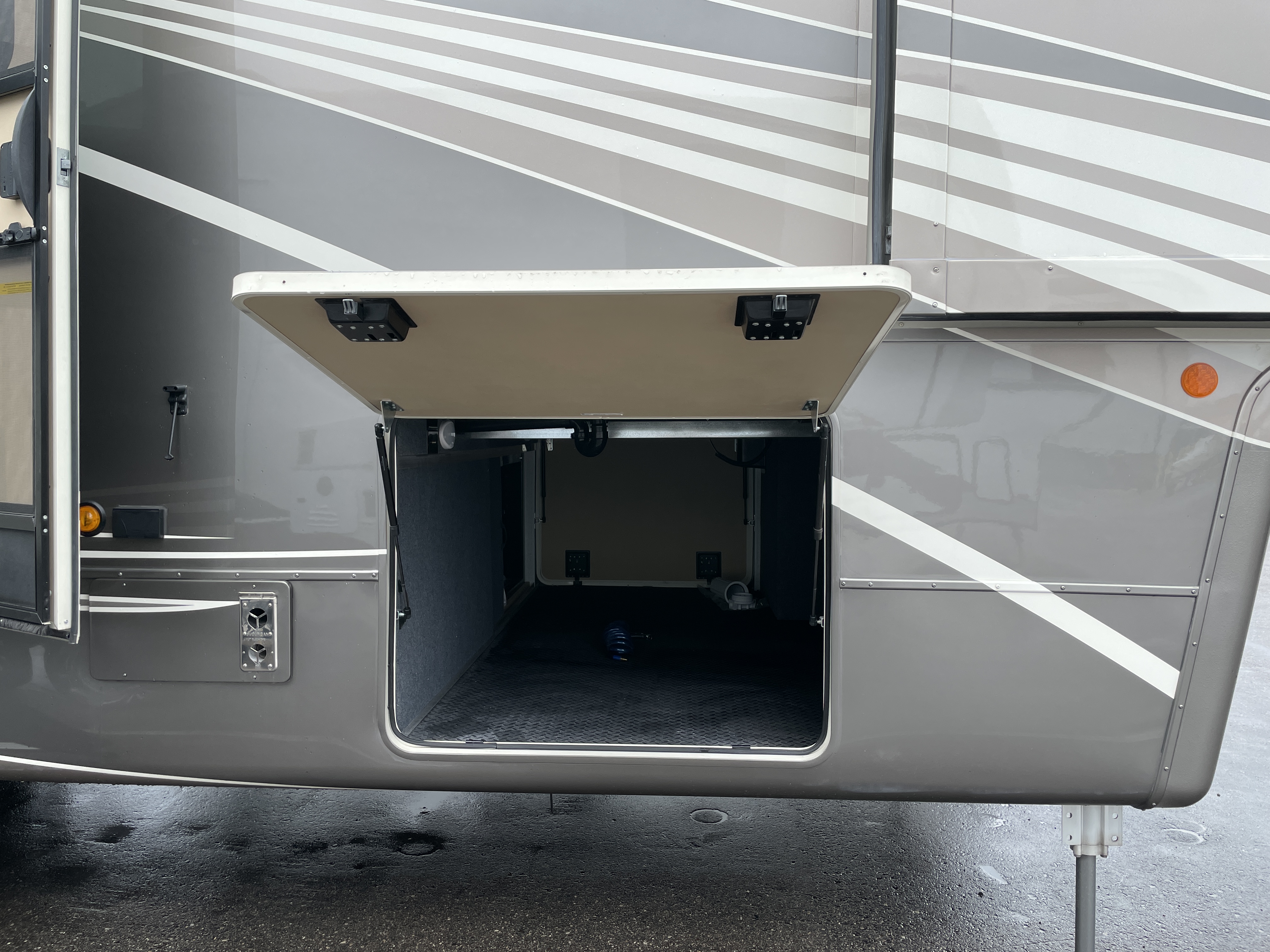 2022 DRV Mobile Suites 40KSSB4, $ 104,990