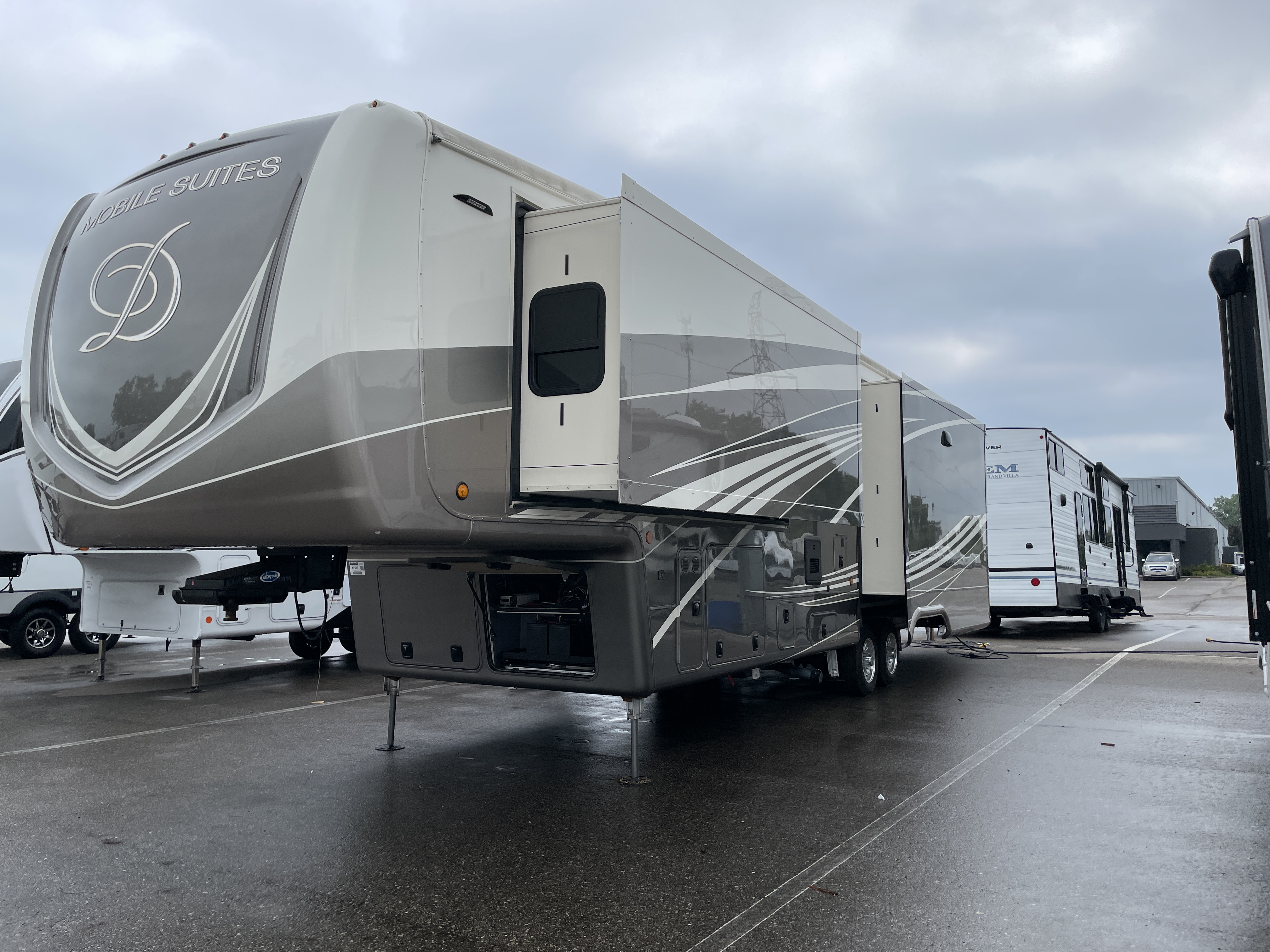 2022 DRV Mobile Suites 40KSSB4, $ 104,990