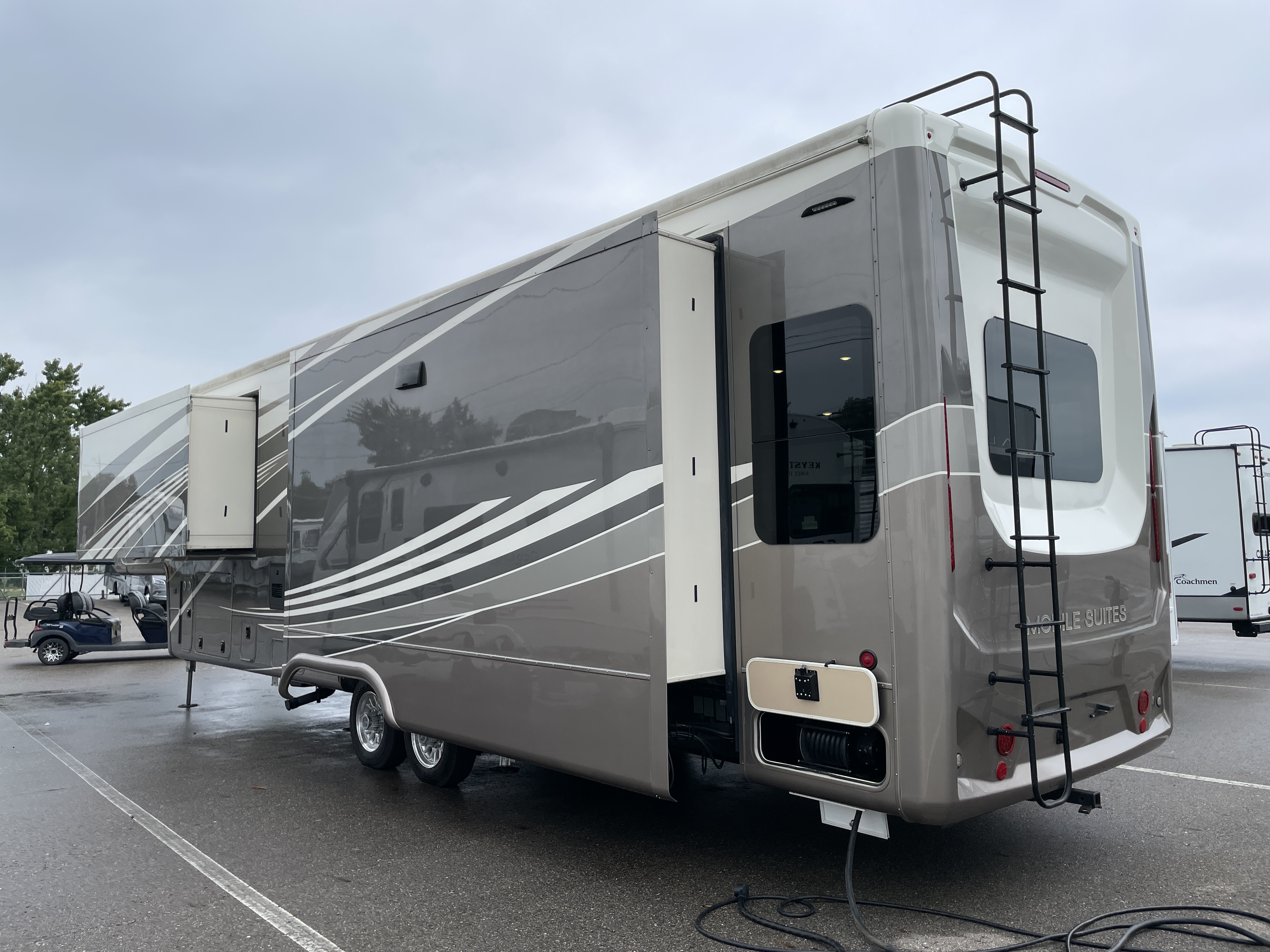 2022 DRV Mobile Suites 40KSSB4, $ 104,990