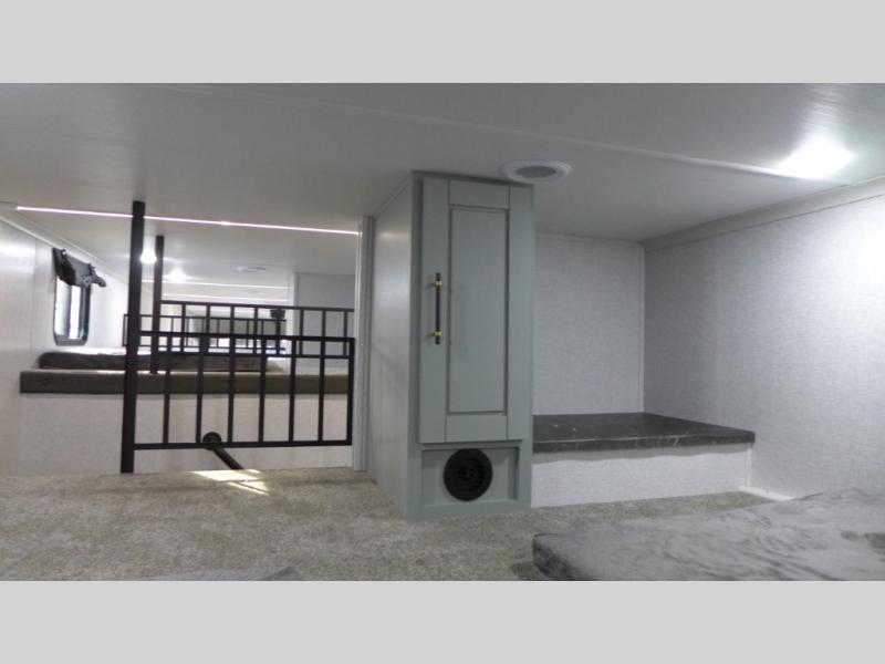 2025 Redwood Regency 3881FKL, $ 0