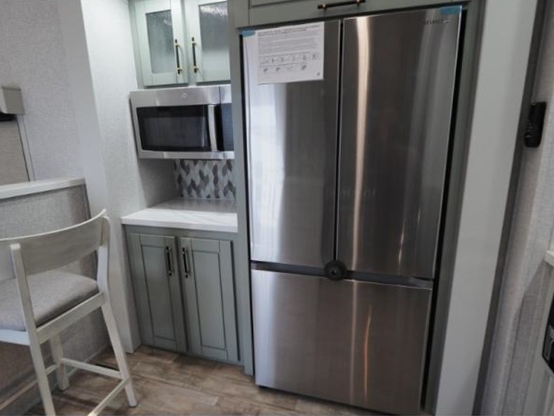 2025 Redwood Regency 3881FKL, $ 0
