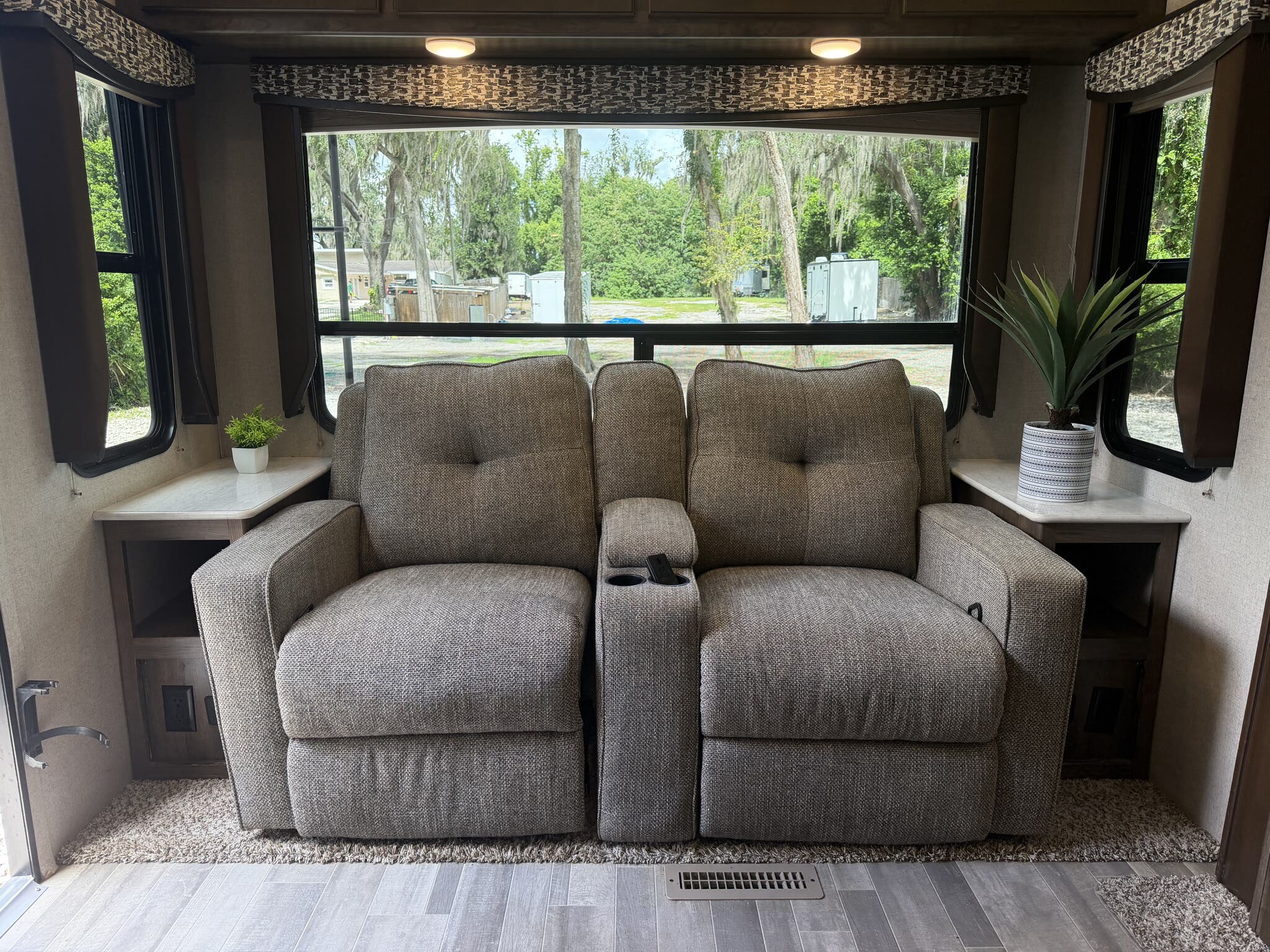 2018 Dutchmen Aerolite Astoria 2513RLF, $ 19,995