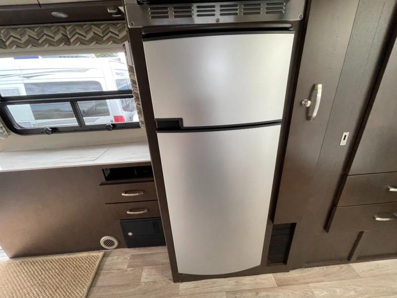 2015 Leisure Travel Vans Unity U24MB, $ 99,990