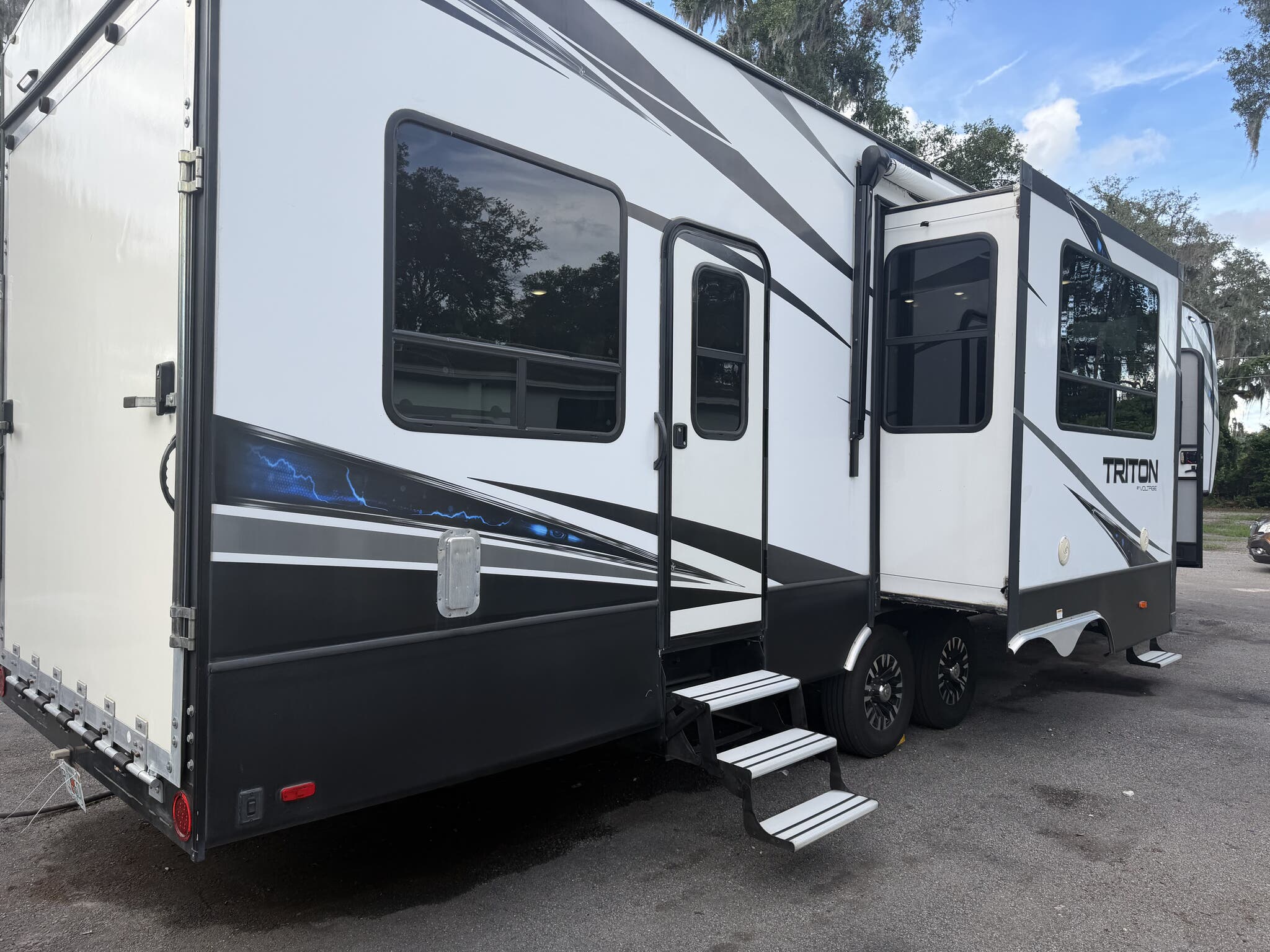 2018 Dutchmen Voltage Triton 3551, $ 29,999