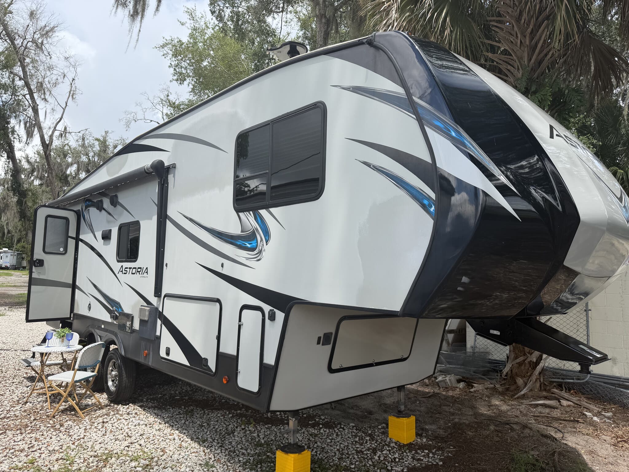 2018 Dutchmen Aerolite Astoria 2513RLF, $ 19,995