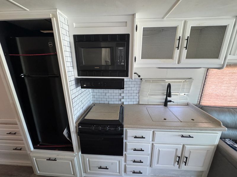 2001 Thor Motor Coach Infinity Series, $ 9,900