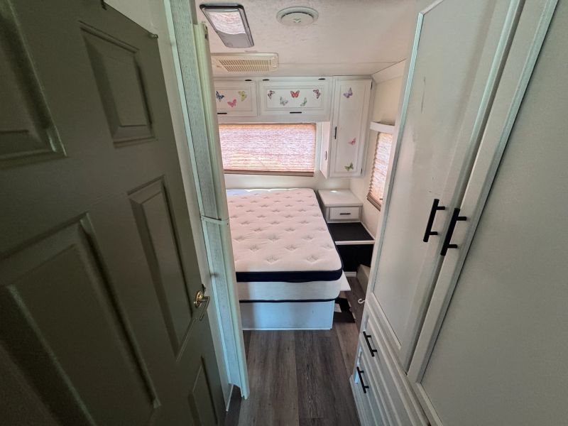 2001 Thor Motor Coach Infinity Series, $ 9,900