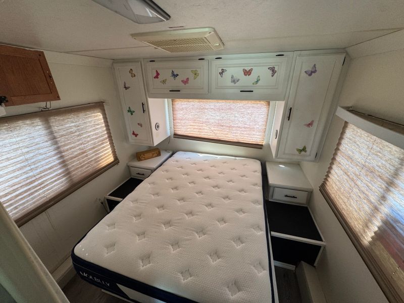 2001 Thor Motor Coach Infinity Series, $ 9,900