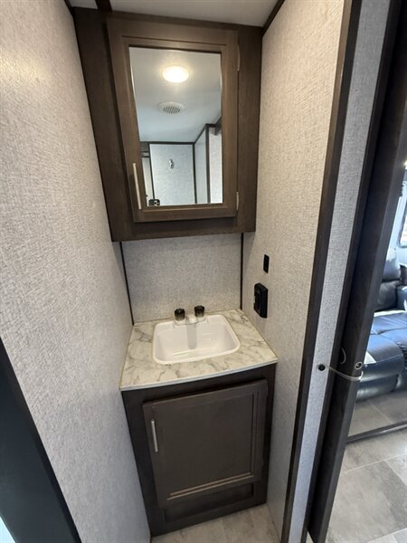 2021 Keystone COLEMAN 3055BS, $ 26,995