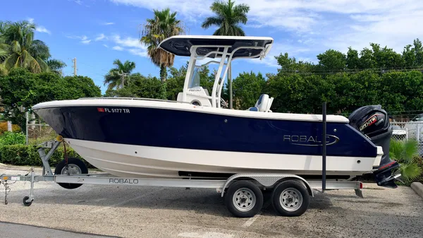 2023 Robalo Center Console R230, $ 79,900.00