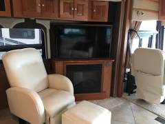 2014 Winnebago Adventurer 38Q, $ 93,900