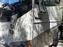 2015 Winnebago Tour 42HD, $ 180,000