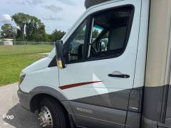 2018 Winnebago Navion 24V, $ 52,500