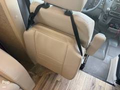 2018 Winnebago Navion 24V, $ 52,500