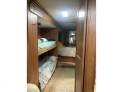 2010 Fleetwood Discovery 40G, $ 75,600