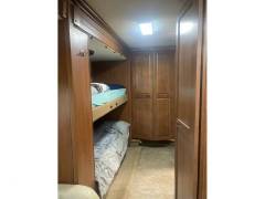 2010 Fleetwood Discovery 40G, $ 75,600