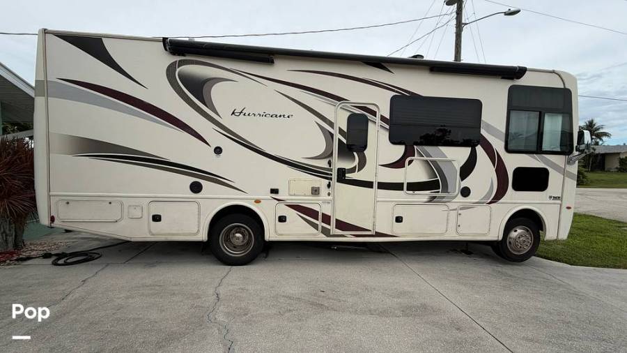 2018 Thor Motor Coach Hurricane 27B, $ 55,500