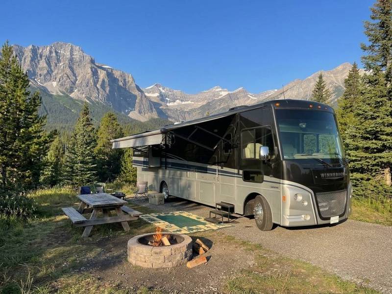 2022 Winnebago Adventurer 35F, $ 135,000
