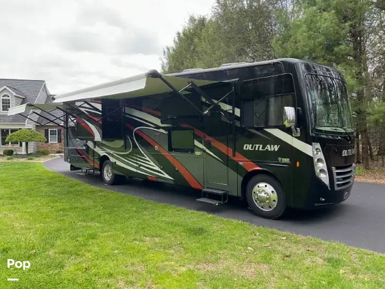 2022 Thor Motor Coach Outlaw 38MB, $ 159,900