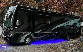 2019 Fleetwood Discovery LXE 40D, $ 167,000