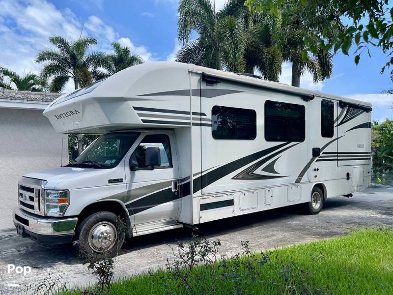 2019 Entegra Coach Odyssey 29V, $ 60,000