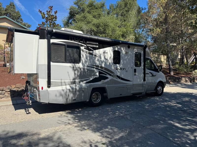 2011 Itasca Navion IQ 24G, $ 60,000