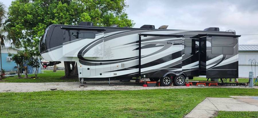 2018 Keystone Redwood 3991RD, $ 49,900