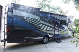2021 Thor Motor Coach Magnitude XG32, $ 152,000