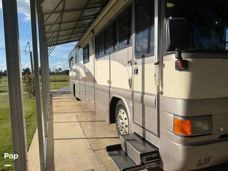 1996 Country Coach Intrigue 40 Wisteria, $ 88,900