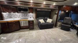 2018 Fleetwood Discovery LXE 44H, $ 245,000