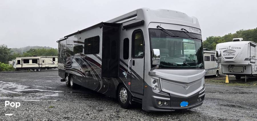 2022 Fleetwood Discovery LXE 44B, $ 299,900
