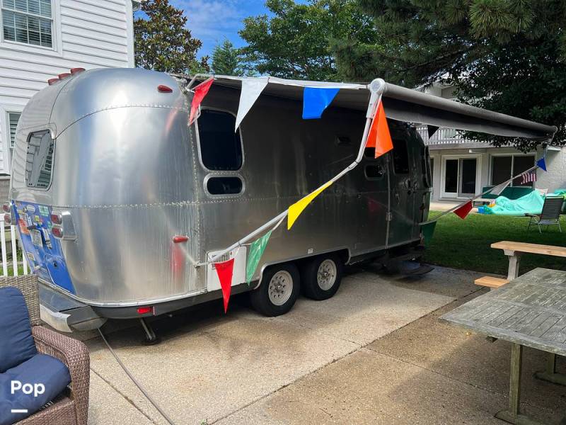 2009 Airstream International 23D Signature, $ 26,000