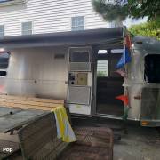 2009 Airstream International 23D Signature, $ 26,000