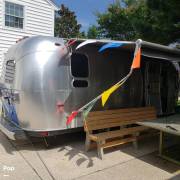 2009 Airstream International 23D Signature, $ 26,000