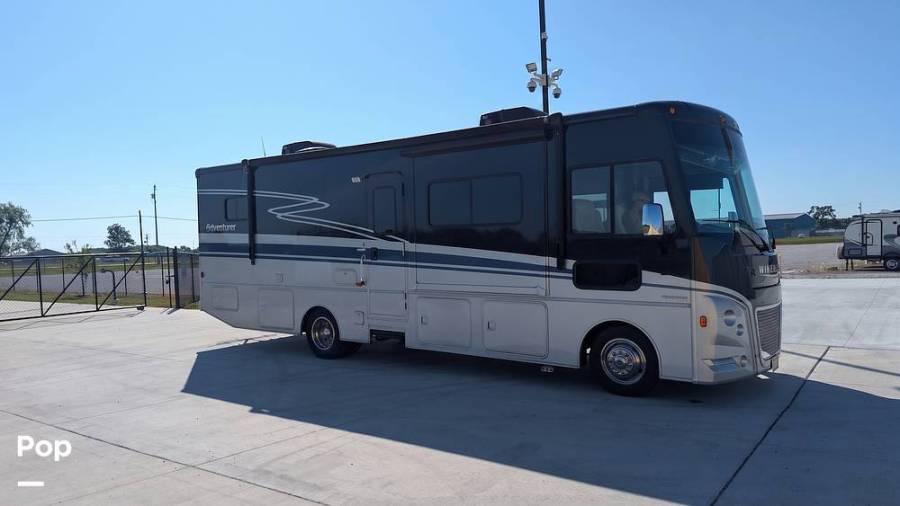 2022 Winnebago Adventurer 30T, $ 99,900