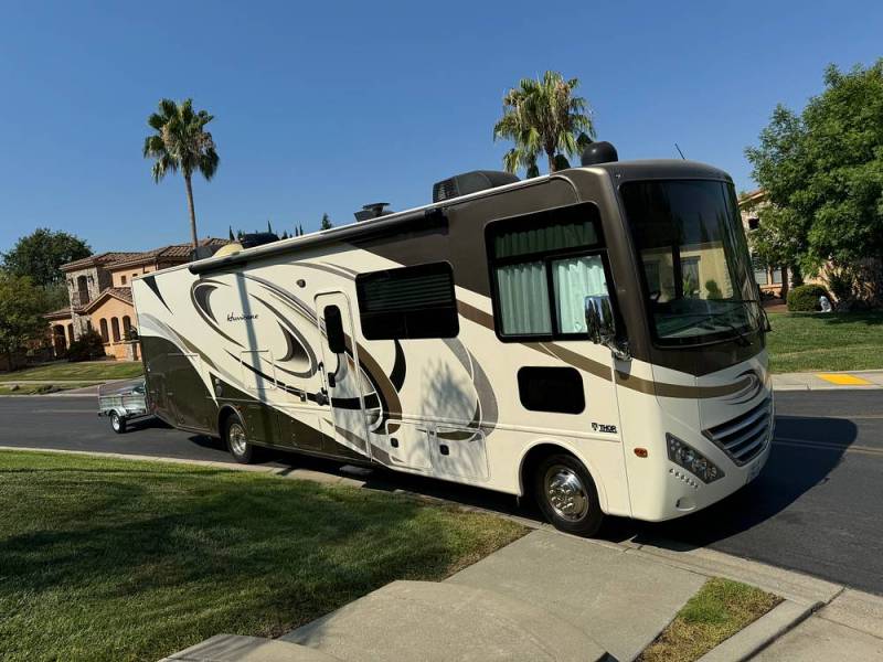 2017 Thor Motor Coach Hurricane 34J, $ 60,000