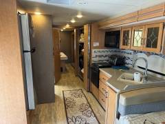 2017 Thor Motor Coach Hurricane 34J, $ 60,000