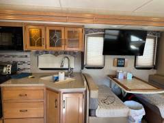 2017 Thor Motor Coach Hurricane 34J, $ 60,000