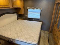 2017 Thor Motor Coach Hurricane 34J, $ 60,000