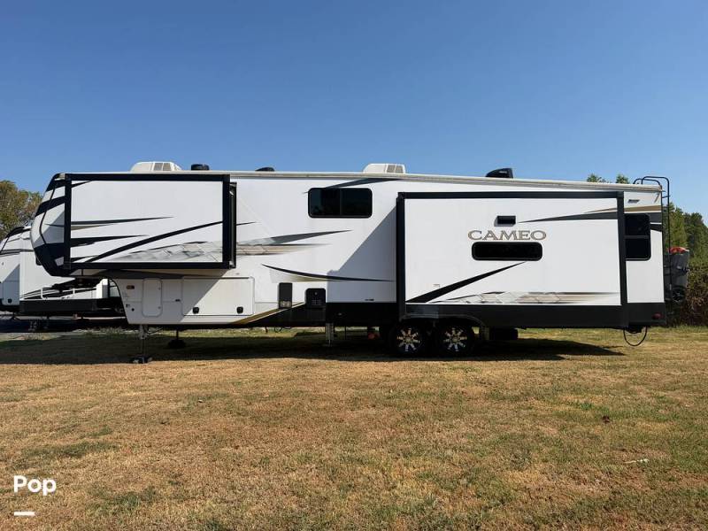2023 CrossRoads Cameo 3701RL, $ 69,900