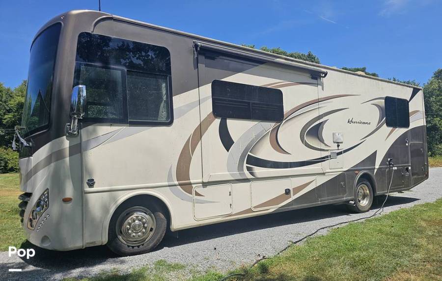 2017 Thor Motor Coach Hurricane 31Z, $ 66,600