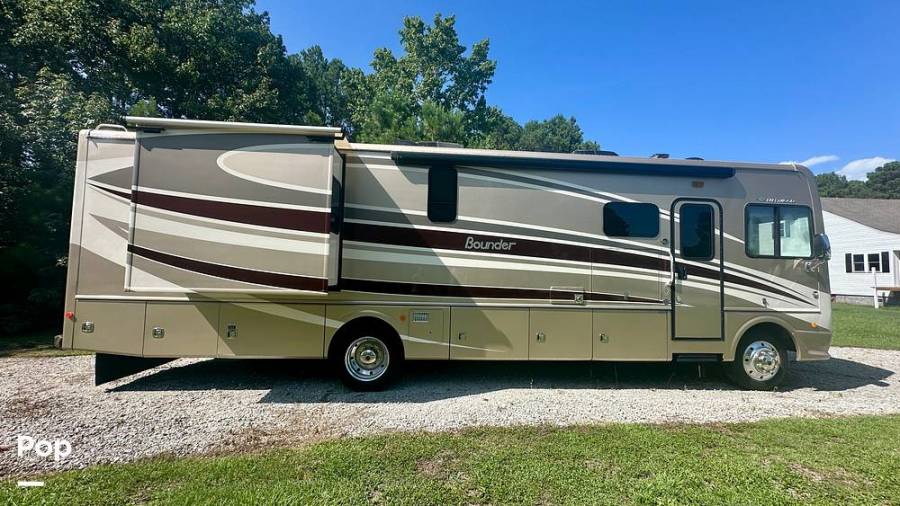 2016 Fleetwood Bounder 35K, $ 65,000