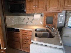 2013 Winnebago Adventurer 32H, $ 59,000