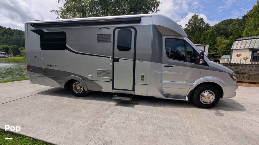 2017 Leisure Travel Unity U24IB, $ 98,500