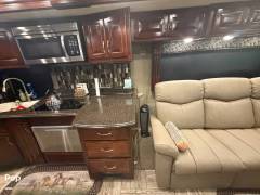 2018 Fleetwood Discovery LXE 40E, $ 178,000